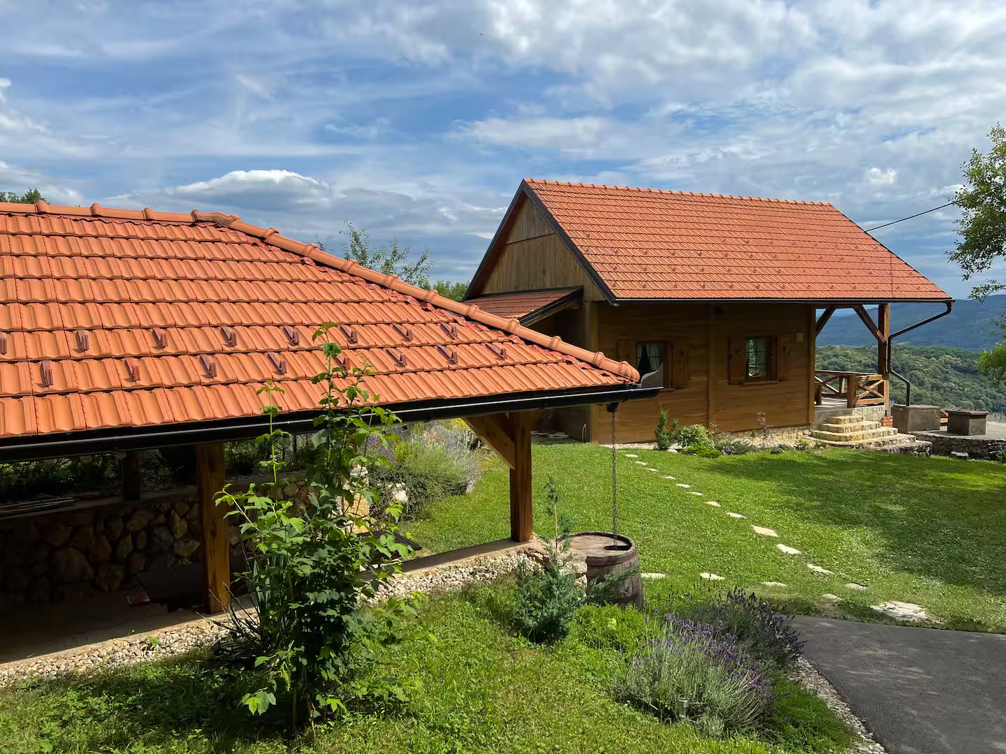 Okućnica s pečenjarom i natkrivenim prostorom