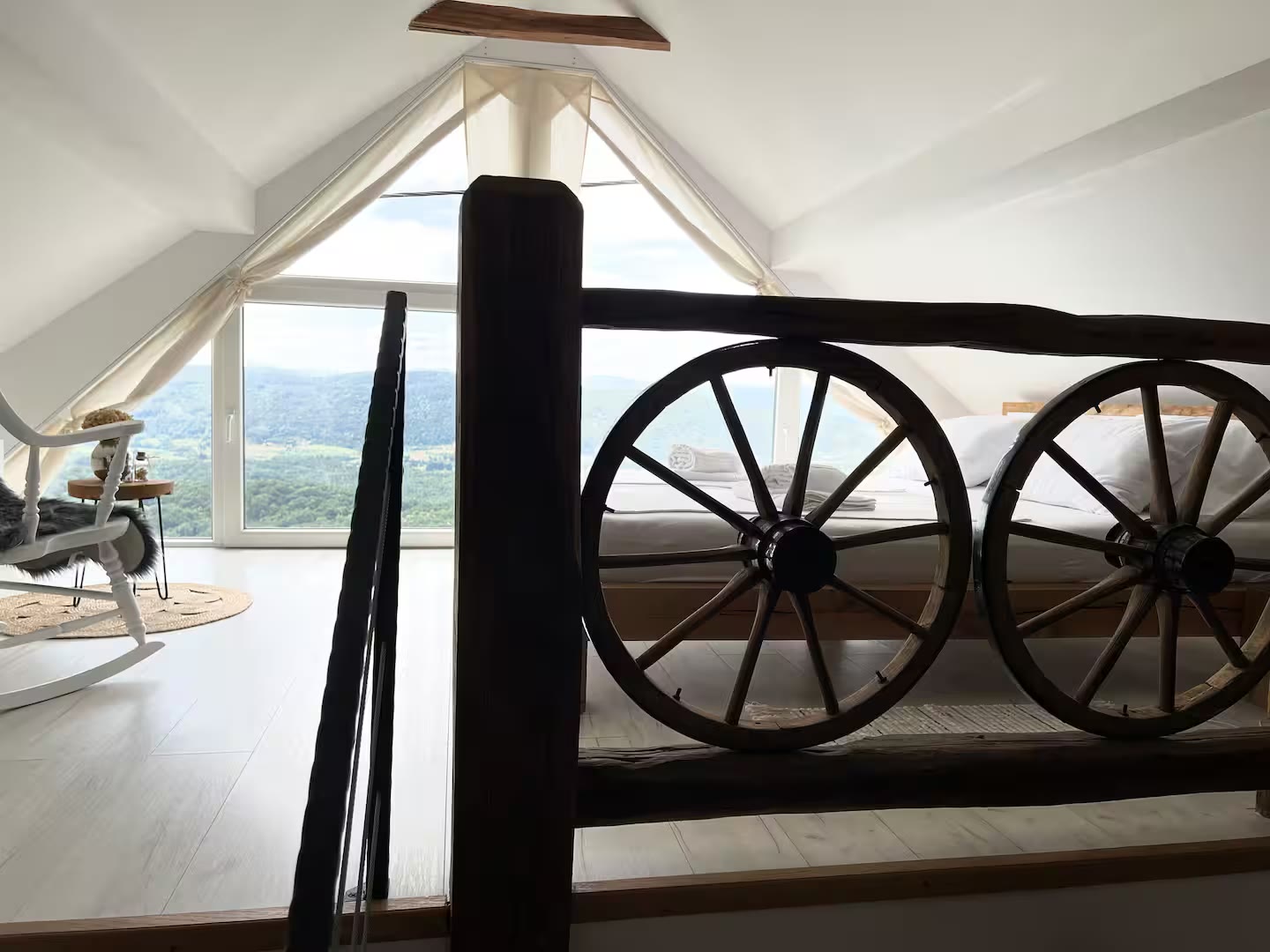 Detalj potkrovlja s drvenim kotačima i pogledom